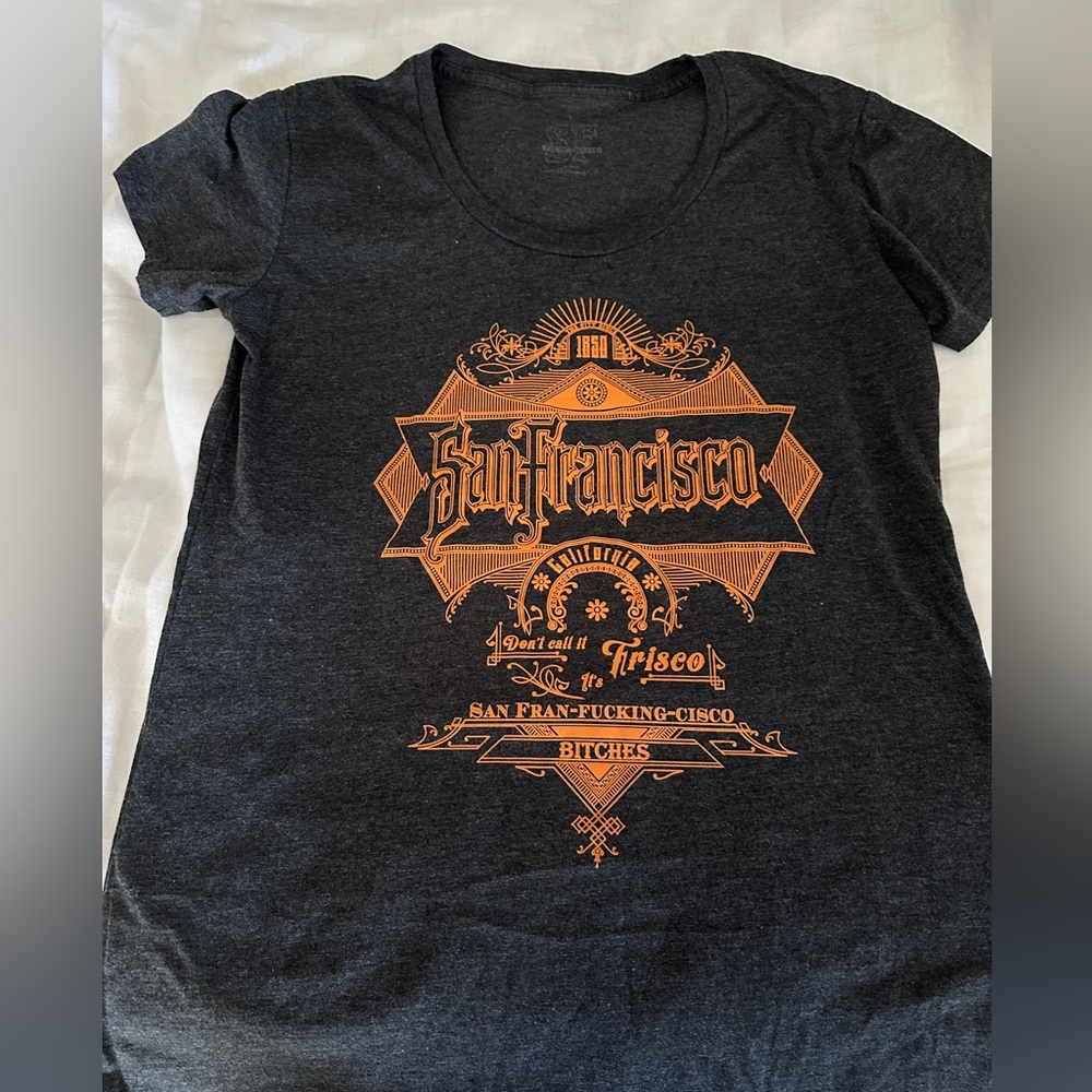 NWOT San Francisco Graphic Women Slim Fit T-Shirt - size L